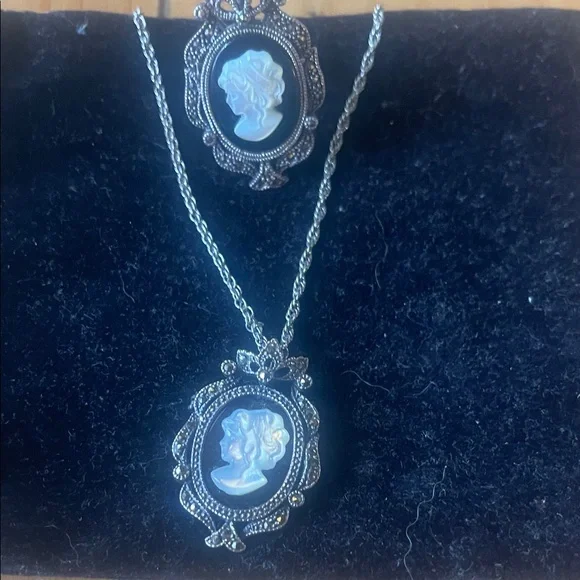 Elegant Silver Cameo Necklace and Brooch Set - Picture 1 of 1